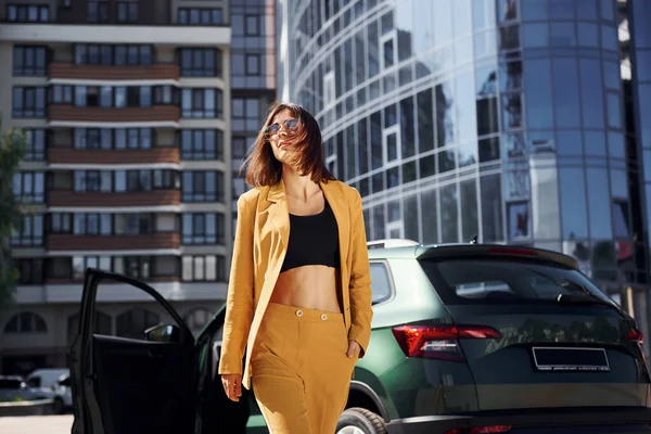 Avanti Dall Automobile Giovane Donna Alla Moda Cappotto Colore Bordeaux — Foto Stock