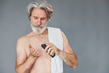 Yeni ve temiz bir yüz. Gri saçlı ve sakallı modern son sınıf öğrencisi içeride..