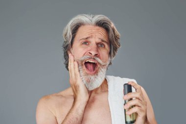 Yeni ve temiz bir yüz. Gri saçlı ve sakallı modern son sınıf öğrencisi içeride..