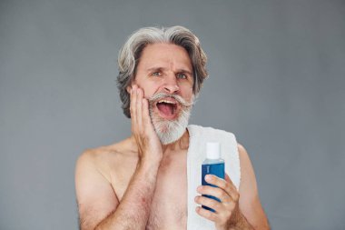 Yeni ve temiz bir yüz. Gri saçlı ve sakallı modern son sınıf öğrencisi içeride..