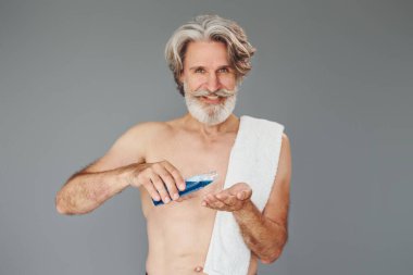 Yeni ve temiz bir yüz. Gri saçlı ve sakallı modern son sınıf öğrencisi içeride..