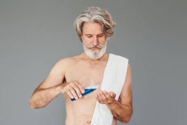 Yeni ve temiz bir yüz. Gri saçlı ve sakallı modern son sınıf öğrencisi içeride..