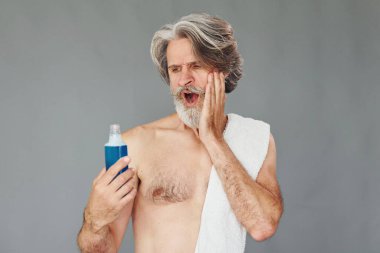 Yeni ve temiz bir yüz. Gri saçlı ve sakallı modern son sınıf öğrencisi içeride..