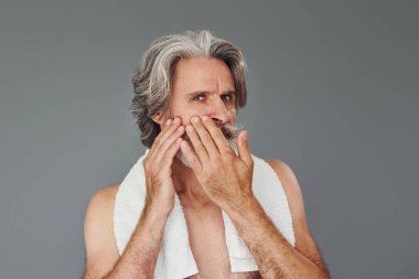 Yeni ve temiz bir yüz. Gri saçlı ve sakallı modern son sınıf öğrencisi içeride..