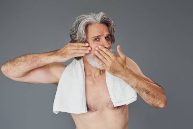 Yeni ve temiz bir yüz. Gri saçlı ve sakallı modern son sınıf öğrencisi içeride..