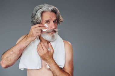 Temizlik yüzü. Gri saçlı ve sakallı modern son sınıf öğrencisi içeride..