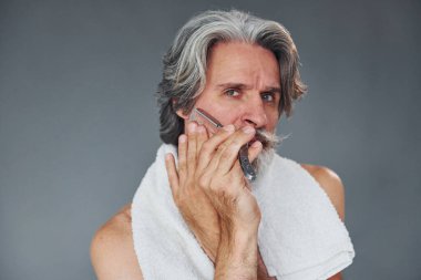 Sakalla ilgileniyorum. Gri saçlı modern son sınıf öğrencisi içeride..