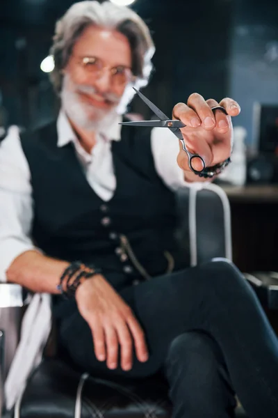 Siede Sulla Sedia Barbiere Elegante Uomo Anziano Moderno Con Capelli — Foto Stock