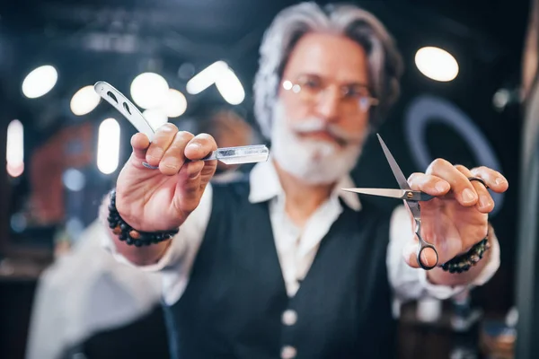 Detém Equipamento Barbearia Homem Sênior Moderno Elegante Com Cabelo Grisalho — Fotografia de Stock