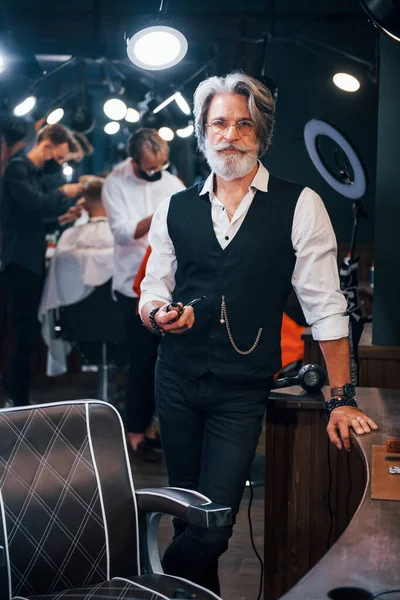 Stehen Und Rauchen Friseursalon Stilvoller Moderner Senior Mit Grauen Haaren — Stockfoto