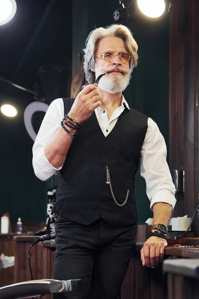 Stehen Und Rauchen Friseursalon Stilvoller Moderner Senior Mit Grauen Haaren — Stockfoto