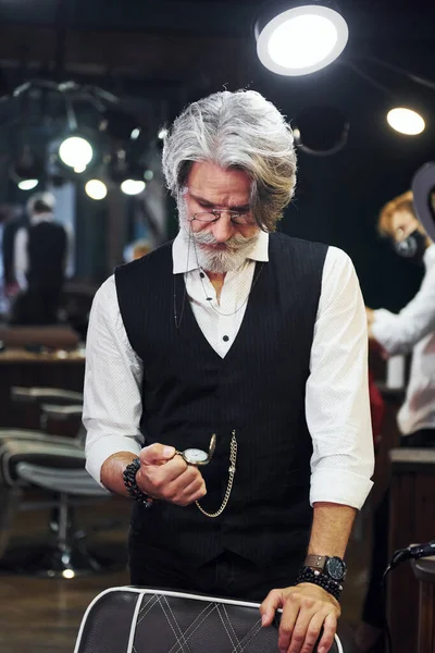 Abiti Retrò Barbiere Elegante Uomo Anziano Moderno Con Capelli Grigi — Foto Stock