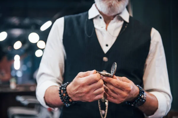 Retro Kleding Kapperszaak Stijlvolle Moderne Senior Man Met Grijs Haar — Stockfoto