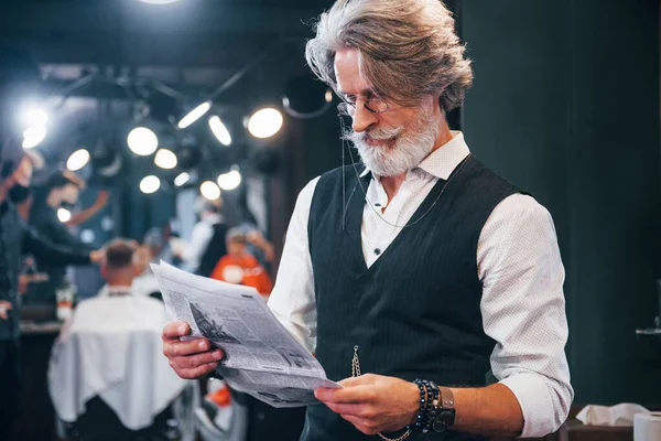 Ler Jornais Homem Sênior Moderno Elegante Com Cabelo Grisalho Barba — Fotografia de Stock