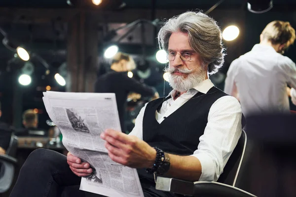 Lectura Periódico Elegante Hombre Mayor Moderno Con Pelo Gris Barba —  Fotos de Stock