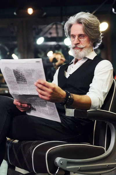 Lees Krant Stijlvolle Moderne Senior Man Met Grijs Haar Baard — Stockfoto
