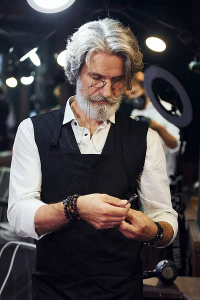 Barbearia Homem Sênior Moderno Elegante Com Cabelo Grisalho Barba Está — Fotografia de Stock