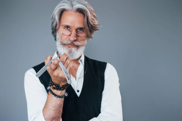 Barbershop Verktyg Mot Grå Bakgrund Snygg Modern Senior Man Med — Stockfoto