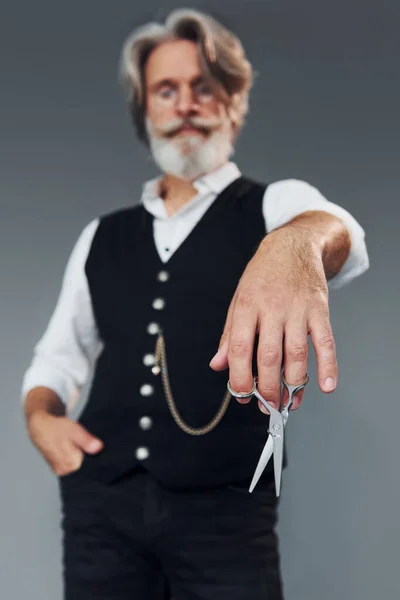 Friseurwerkzeuge Vor Grauem Hintergrund Stilvoller Moderner Senior Mit Grauen Haaren — Stockfoto