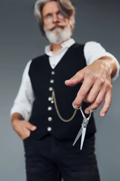 Des Outils Coiffeur Sur Fond Gris Élégant Homme Âgé Moderne — Photo