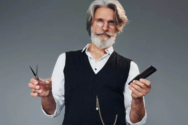 Barbershop Gereedschap Tegen Een Grijze Achtergrond Stijlvolle Moderne Senior Man — Stockfoto