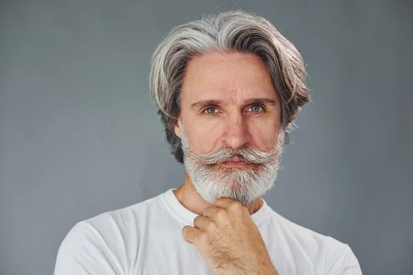 Gyönyörű Portré Stílusos Modern Ősz Hajú Szakállas Öregember Van Bent — Stock Fotó