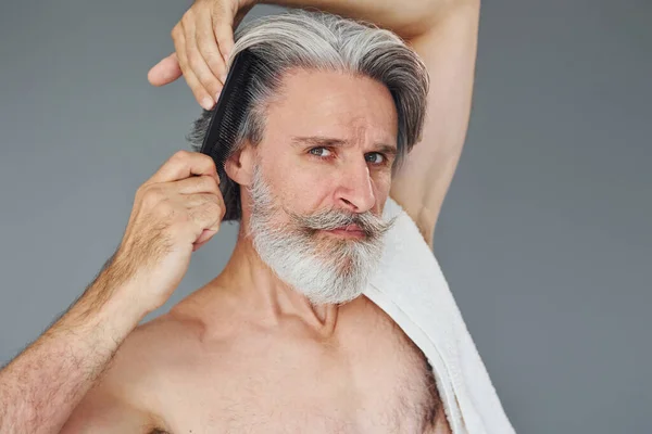 Турбота Про Стрижку Стильний Сучасний Старший Чоловік Сірим Волоссям Бородою — стокове фото
