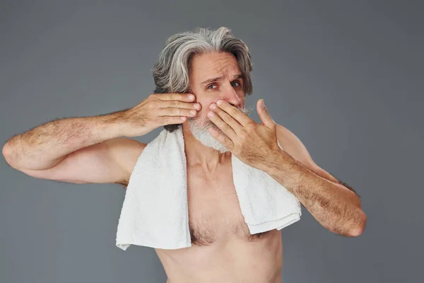 Свіже Чисте Обличчя Стильний Сучасний Старший Чоловік Сірим Волоссям Бородою — стокове фото