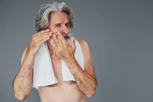 Φρέσκο Και Καθαρό Πρόσωπο Κομψό Μοντέρνο Ανώτερος Άνθρωπος Γκρίζα Μαλλιά — Φωτογραφία Αρχείου