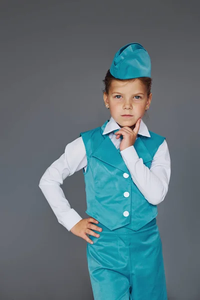 Słodkie Mała Dziewczyna Niebieski Stewardessa Mundur Pozowanie Dla Aparat — Zdjęcie stockowe
