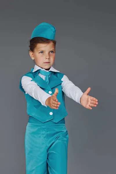 Nettes Kleines Mädchen Blauer Stewardess Uniform Posiert Für Die Kamera — Stockfoto