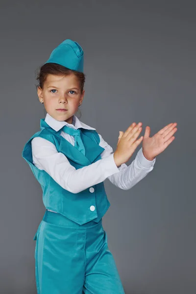 Słodkie Mała Dziewczyna Niebieski Stewardessa Mundur Pozowanie Dla Aparat — Zdjęcie stockowe