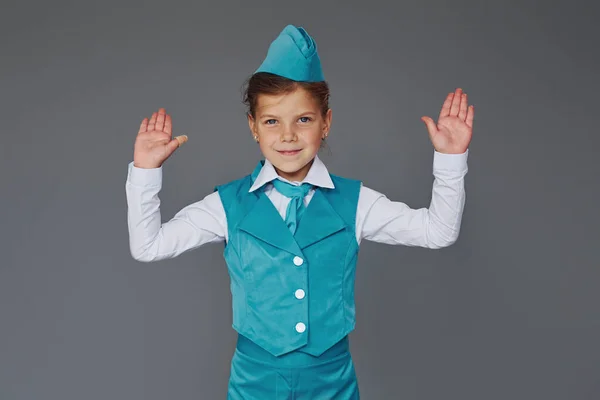Nettes Kleines Mädchen Blauer Stewardess Uniform Posiert Für Die Kamera — Stockfoto