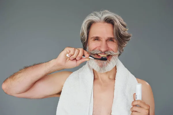 Χρησιμοποιώντας Οδοντόκρεμα Κομψό Μοντέρνο Ανώτερος Άνθρωπος Γκρίζα Μαλλιά Και Γενειάδα — Φωτογραφία Αρχείου