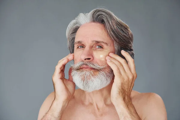 Taking Care Skin Stylish Modern Senior Man Gray Hair Beard — Stock Photo, Image