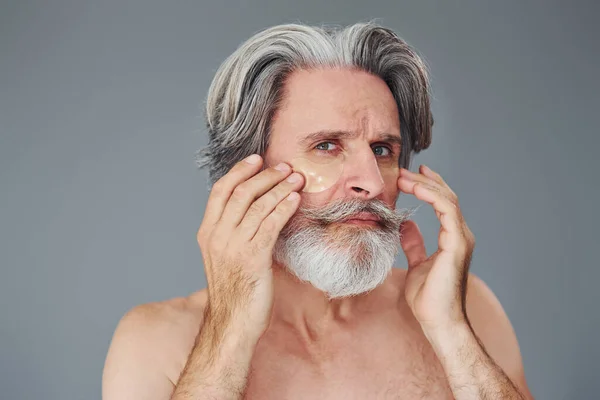 Заботиться Коже Стильный Современный Пожилой Человек Длинными Волосами Бородой Находится — стоковое фото