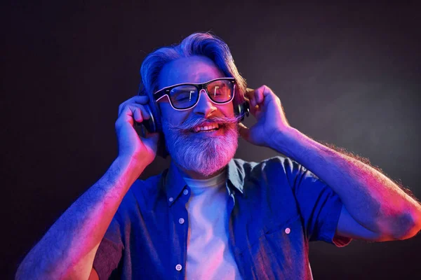 Neon Verlichting Een Koptelefoon Stijlvolle Moderne Senior Man Met Grijs — Stockfoto