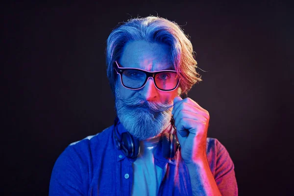 Neon Világítás Buli Koncepciója Stílusos Modern Ősz Hajú Szakállas Öregember — Stock Fotó
