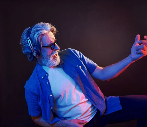Genieten Van Muziek Neon Verlichting Stijlvolle Moderne Senior Man Met — Stockfoto