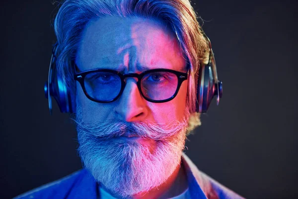 Närbild Porträtt Neonljus Snygg Modern Senior Man Med Grått Hår — Stockfoto