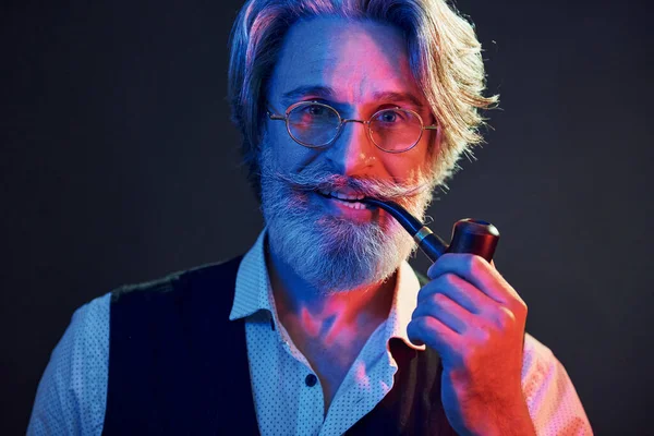 Dohányozni Szórakozni Neon Világítás Stílusos Modern Ősz Hajú Szakállas Öregember — Stock Fotó