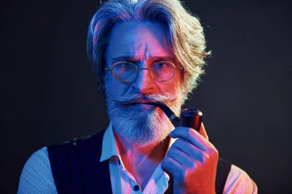 Röker Och Har Roligt Neonljus Snygg Modern Senior Man Med — Stockfoto