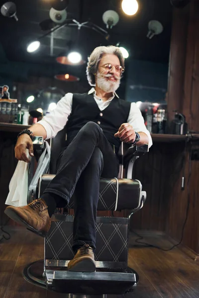 Sitzt Auf Dem Stuhl Friseurladen Stilvoller Moderner Senior Mit Grauen — Stockfoto