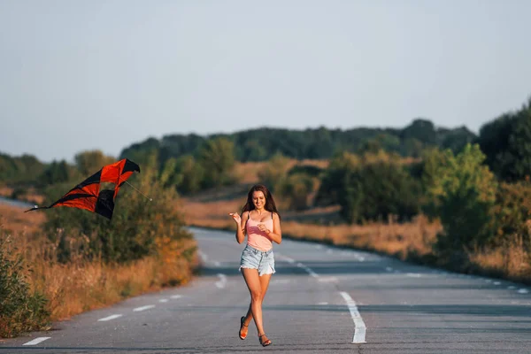 Joven Mujer Alegre Divirtiéndose Con Cometa Aire Libre Camino — Foto de Stock