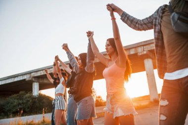 Güzel güneş ışığı. Birlikte duran bir grup protestocu genç. İnsan hakları eylemcisi veya hükümete karşı..