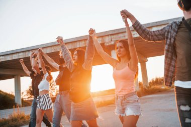 Güzel güneş ışığı. Birlikte duran bir grup protestocu genç. İnsan hakları eylemcisi veya hükümete karşı..