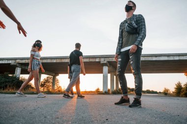 Yolda yürüyorum. Bir grup neşeli genç arkadaş birlikte eğleniyor. Dışarıda parti var..