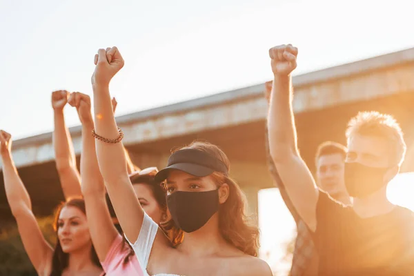 Die Fäuste Fliegen Hoch Gruppe Protestierender Junger Leute Die Zusammenstehen — Stockfoto