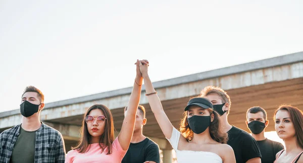 Vztyčené Pěsti Skupina Protestujících Mladých Lidí Kteří Stojí Při Sobě — Stock fotografie