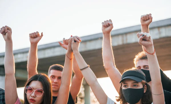 Les Poings Sont Levés Groupe Jeunes Protestataires Qui Tiennent Ensemble — Photo